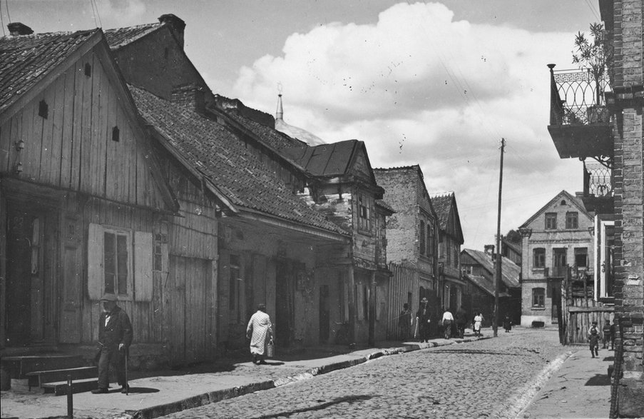 Drewniana zabudowa Białegostoku w okresie między wojennym. Zbiory United States Holocaust Memorial Museum z kolekcji Tomasza Wiśniewskiego.