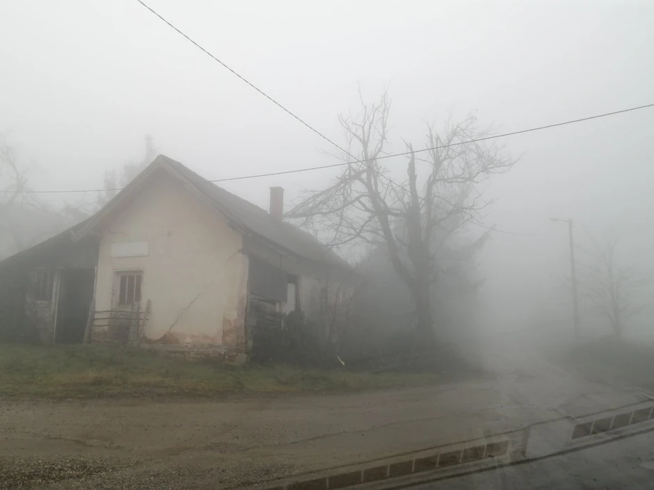 Vidljivost na Kozari smanjena zbog guste magle. 