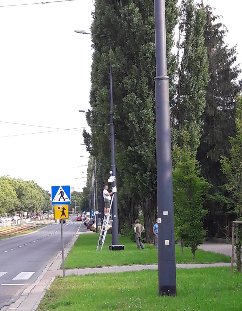 Służby nagrywają protestujących ludzi pod domem Kaczyńskiego. Oto dowód!