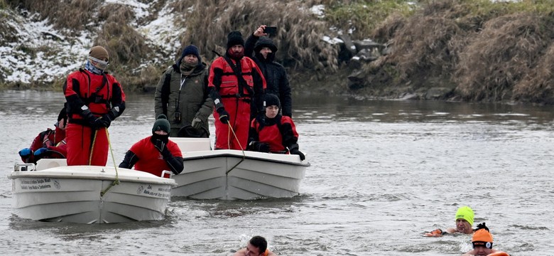 Nietypowa impreza w Sandomierzu. 37 śmiałków pokonało Wisłę wpław