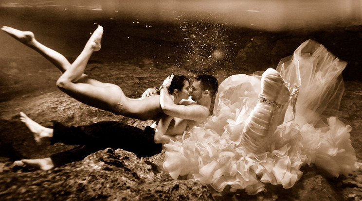 Esküvői fotózás egy mexikói tavasbarlangban - Fotó: Profimedia-Reddot