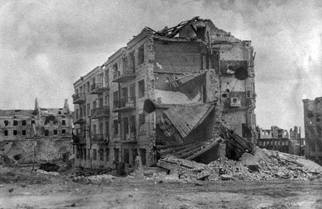 Dom Pawłowa w Stalingradzie (zdjęcie wykonane tuż po zakończeniu walk w 1943 r.)