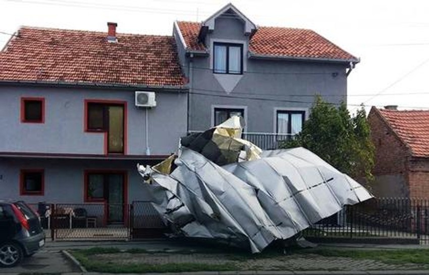 Krov koji je leteo stotinak metara u Borči