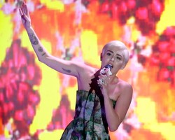 Miley Cyrus znów zaskakuje: w życiu nie była taka elegancka [ZDJĘCIA]