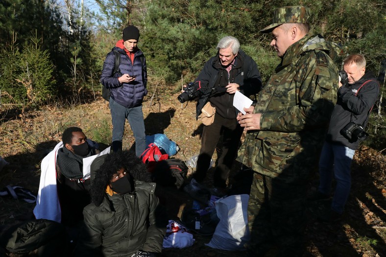 Okolice Siemianowki. Grupa somalijskich migrantów po przekroczeniu granicy 