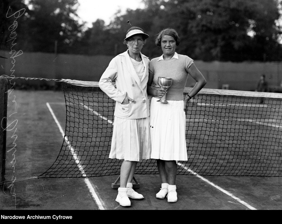 Tenisistki Wanda Dubieńska (z lewej) i Jadwiga Jędrzejowska ( z pucharem), 1932 r.