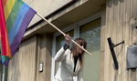 W Dniu Flagi Jakimowicz ściągnął tęczową flagę z budynku. Marianna Schreiber zawiesiła ją z powrotem. "Jarek zachowaj spokój" 