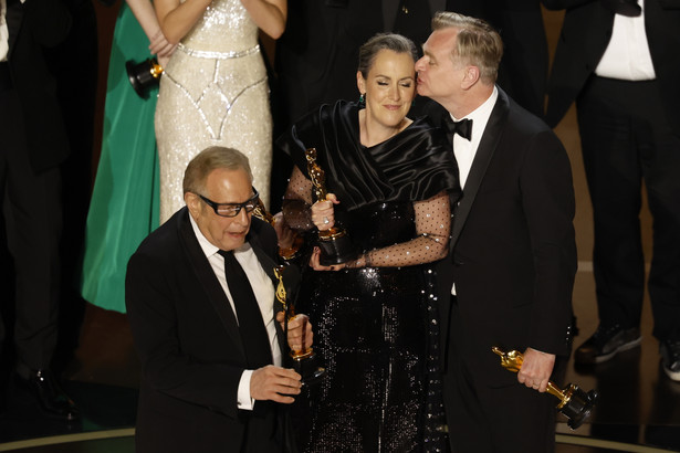 Charles Rover, Emma Thomas i Christopher Nolan odbierają Oscara dla najlepszego filmu za "Oppenheimera"