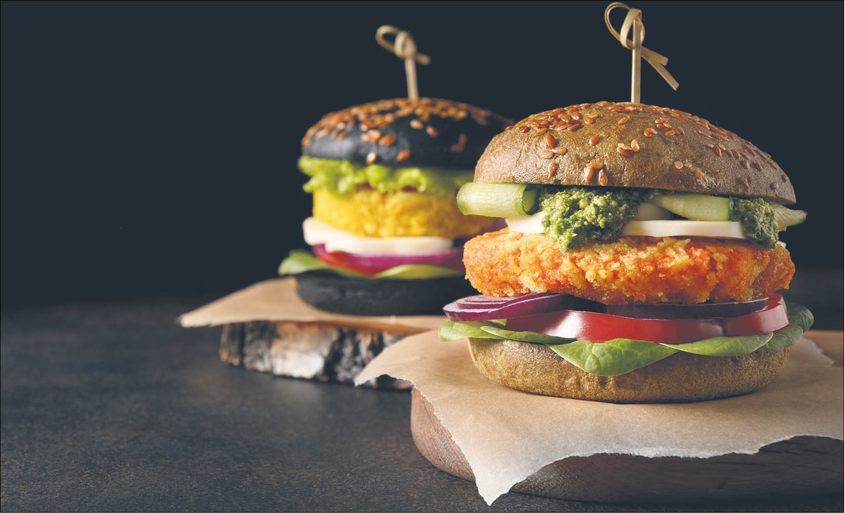 – Żaden producent nie ma intencji nabierania klientów, nazwa „roślinny burger” jest najprostszą i najjaśniejszą dla zrozumienia przez konsumentów – mówi Karolina Kubara