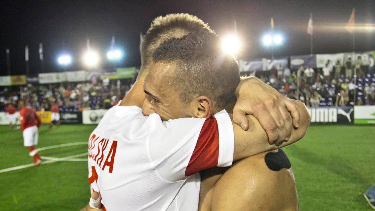 Polska wygrała z Kazachstanem 2:1 (0:1) w 1/8 finału mistrzostw Europy piłkarskich "szóstek". Decydująca o wygranej bramka padła w ostatniej minucie meczu. W ćwierćfinale Biało-Czerwoni zagrają z Chorwatami.