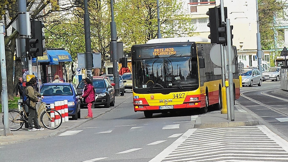 W tym roku doszło do 21 przypadków naruszenia nietykalności cielesnej kontrolerów biletów stołecznej komunikacji miejskiej. Pasażerowie są coraz bardziej agresywni, jeden z nich nawet odgryzł kontrolerowi część ucha - alarmuje Zarząd Transportu Miejskiego.