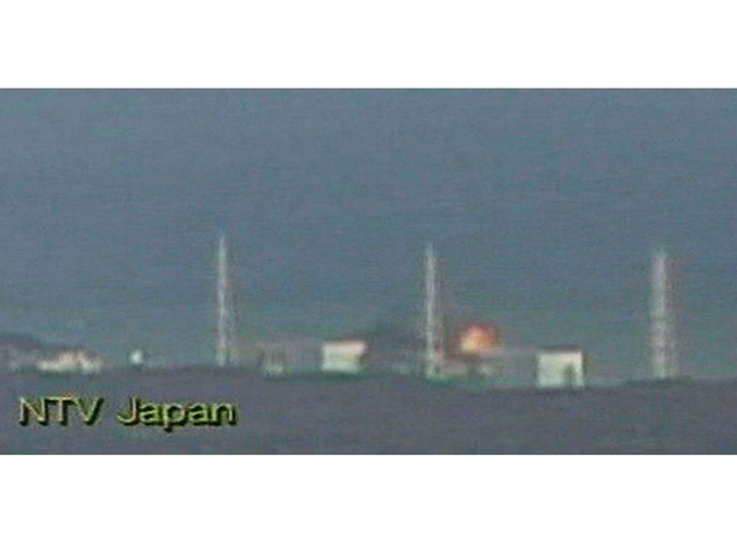 Płomienie wydobywające się z elektrowni Fukushima Daiichi po eksplozji