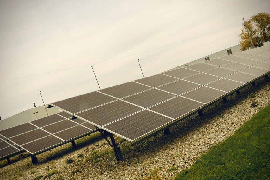 Panele fotowoltaiczne będące częścią niepołomickiej spółdzielni energetycznej. Gmina planuje wybudowanie elektrowni PV, która zwiększy wydajność dotychczasowej infrastruktury i pozwoli poszerzyć spółdzielnię o kolejne podmioty