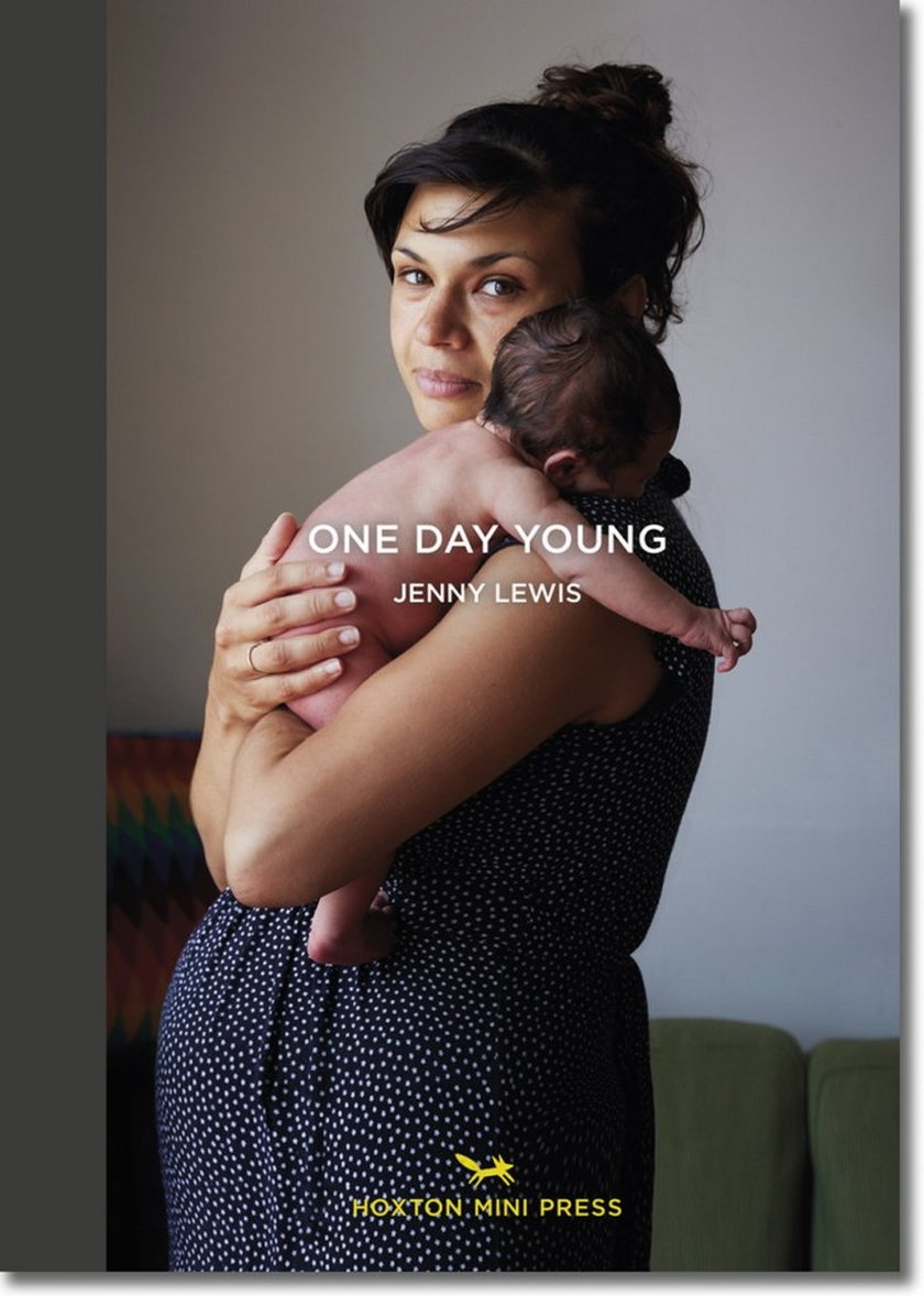 Okładka książki "One Day Young". Na zdjęciu Hazel i Rudy.