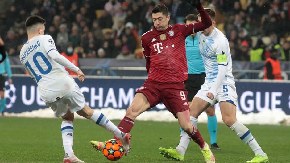 Robert Lewandowski i piłkarze Dynamo Kijów