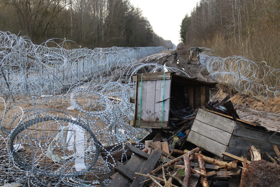 Zrzucone na tory elementy, które zostały po forsowaniu polsko-białoruskiej granicy w okolicy Połowiec, woj. podlaskie, 17.12.2021.