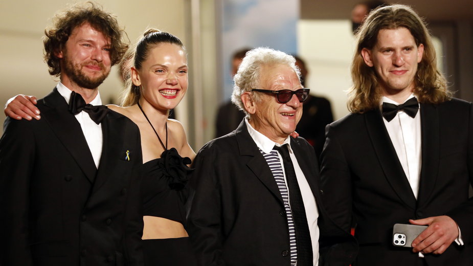 Mateusz Kosciukiewicz, Sandra Drzymalska, Jeremy Thomas i Michał Dymek na wielkiej premierze filmu Jerzego Skolimowskiego w Cannes