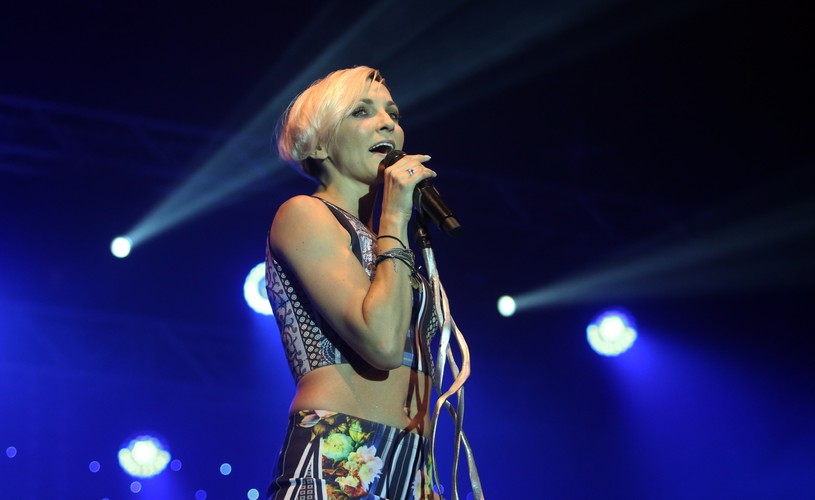 Anna Wyszkoni podczas koncertu 'Oprócz Błękitnego Nieba'