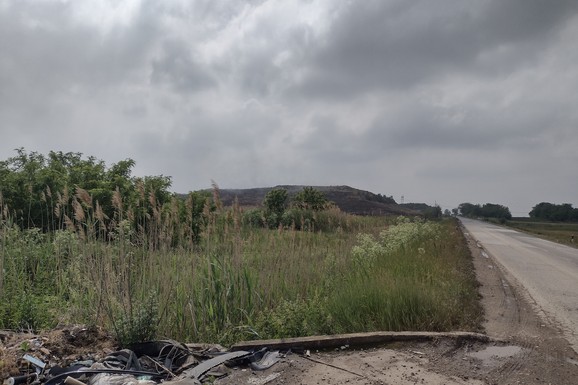 (VIDEO) KAO USRED PUSTINJSKE OLUJE Snimak iz Vojvodine pokazuje kako jak vetar na putu može da bude VEOMA OPASAN!