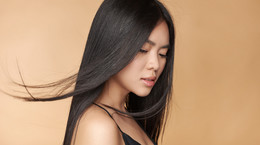 Azjatycka pielęgnacja włosów. Proste triki na boskie, gęste i lśniące włosy