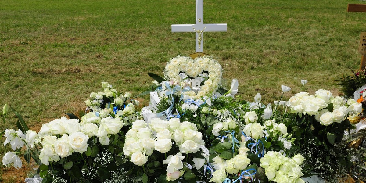 Ten widok łamie serce. Grób Kristiny utonął w morzu białych róż