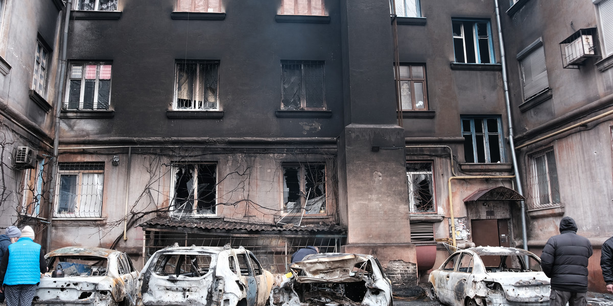 Zniszczone osiedle w Mariupolu w Ukrainie w wyniku napaści przez wojska rosyjskie. 5 marca 2022 r.