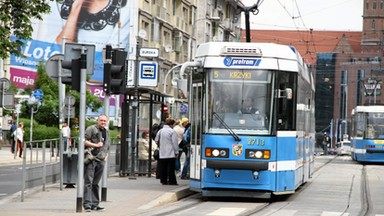 "Ona ją bije!". Kontrolerka zaatakowała pasażerkę. MPK przeprasza