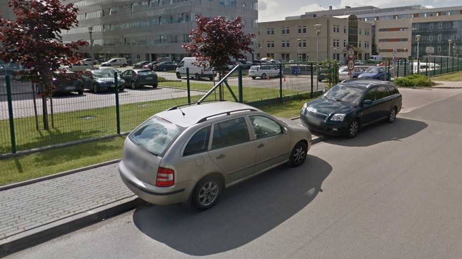 Samochody zaparkowane dwoma kołami na chodniku w Warszawie. Od 21 września nikt nie będzie wiedział, czy to nadal legalne Źródło: Google Maps