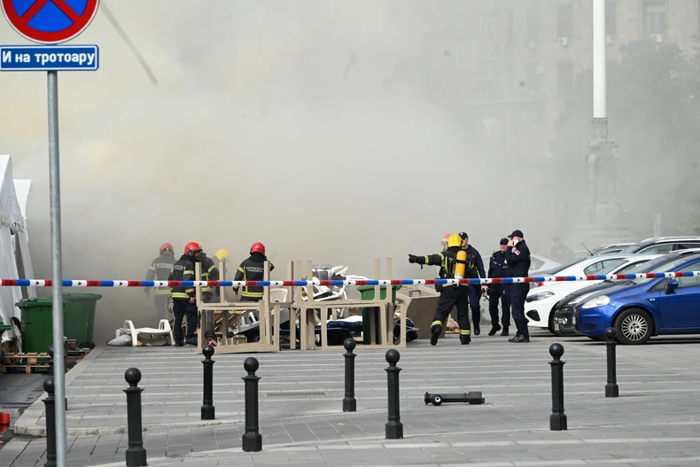 Požar ispred skupštine