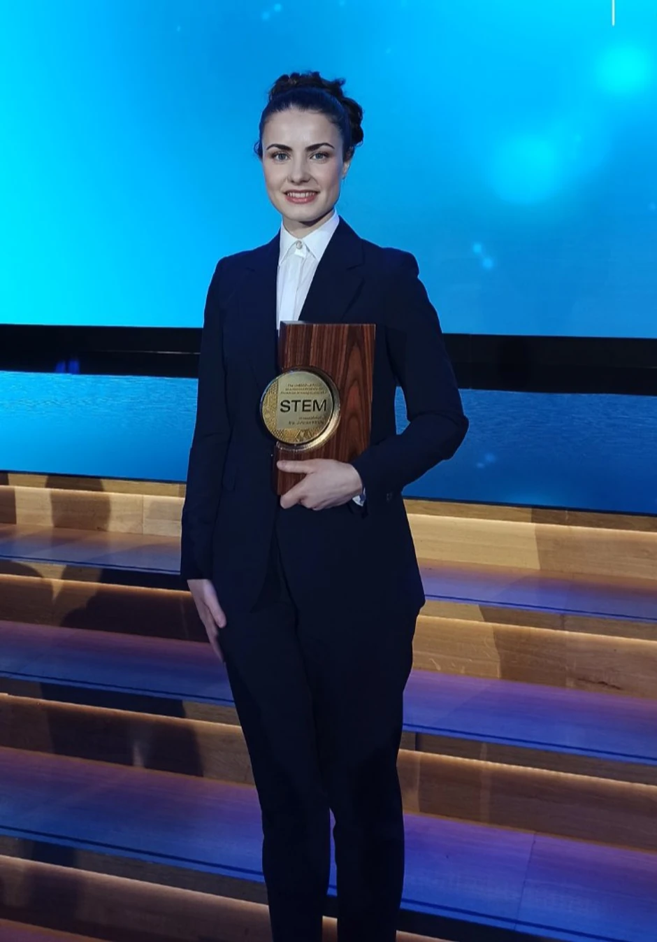 dr Jelena Vladić sa nagradom AI Fozen i UNESCO