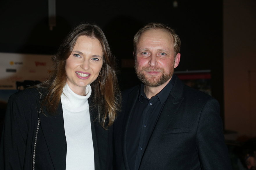 Piotr Adamczyk z żoną Karoliną Szymczak na premierze filmu "Miłość po angielsku"