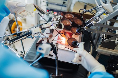 Először hajtottak végre ortopédiai műtétet robotok segítségével hazánkban