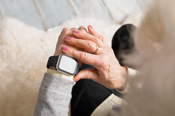 Az okosórák képesek felismerni a Parkinson-kór nagyon korai jeleit
