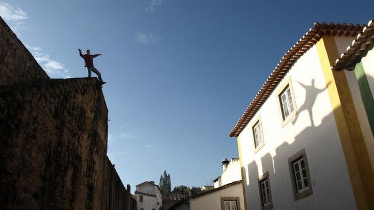 Często tylko deserem po podróży do Hiszpanii, sąsiada na Półwyspie Iberyjskim, bywa wyjazd do Portugalii. A trzeba tam jechać na dłużej i sobie pomieszkać w hotelach jak malowanie, o bujnej historii, na które się nie zrujnujesz.