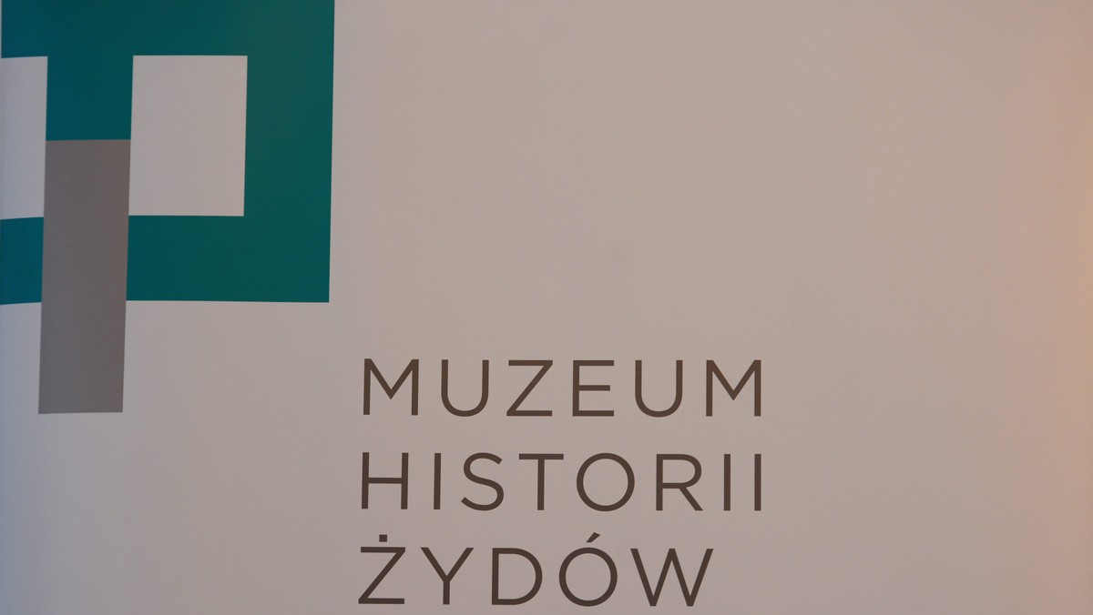 Hebrajska litera "pej" i łacińska litera "p", od których zaczynają się słowa: "Polin" i "Polska", połączone w jeden znak graficzny i przenikające się - tak wygląda nowe logo Muzeum Historii Żydów Polskich. Znak nawiązuje do ponadtysiącletniej obecności Żydów w Polsce.