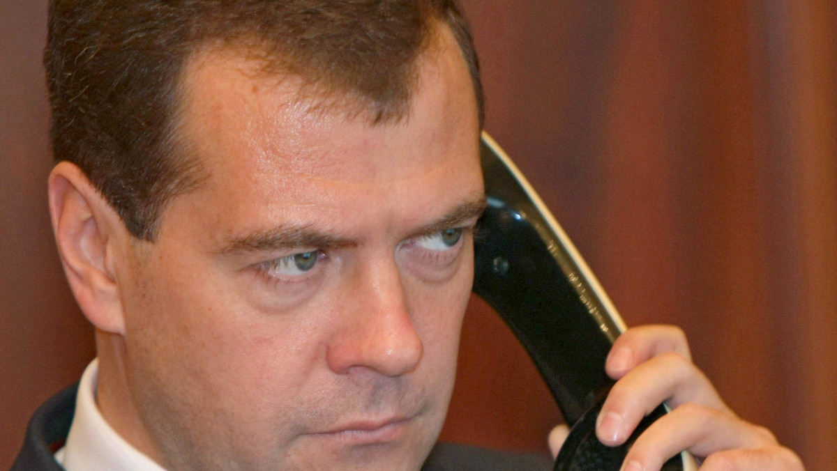 Rosjanie podjęli decyzję, aby zatrzymać operację militarną w Gruzji - podała TVN24, za rosyjską agencją Interfax. Informację potwierdza Reuters. - Osiągnęliśmy cel, zapewniając bezpieczeństwo rosyjskich mieszkańców w Osetii Płd. - podało radio "Głos Rosji".