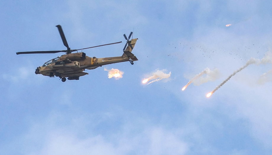 Na zdjęciu: szturmowy AH-64 Apache izraelskich sił powietrznych wypuszcza ładunek