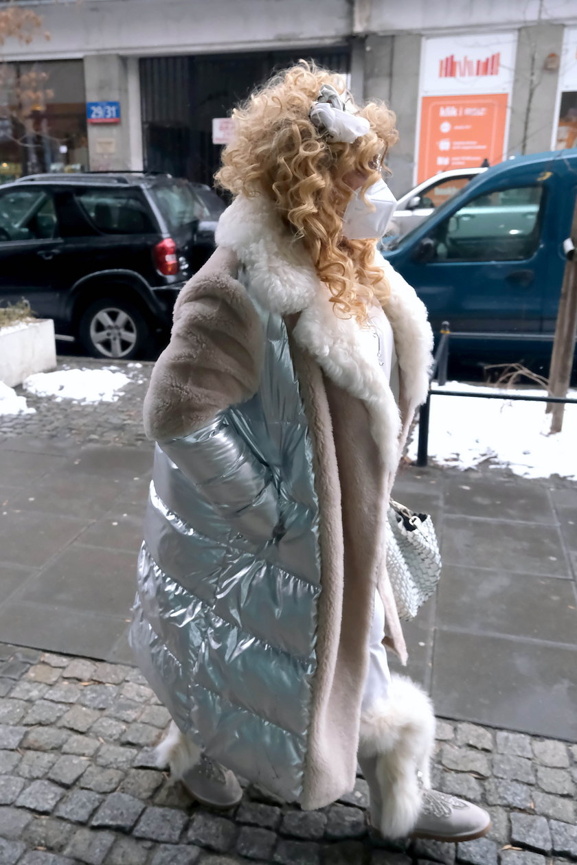 Magda Gessler cała na biało w drodze do studia "Dzień Dobry TVN" 
