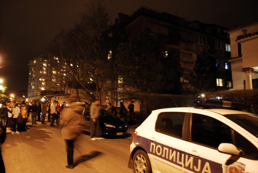 Brojni građani okupili su se ispred mesta nesreće