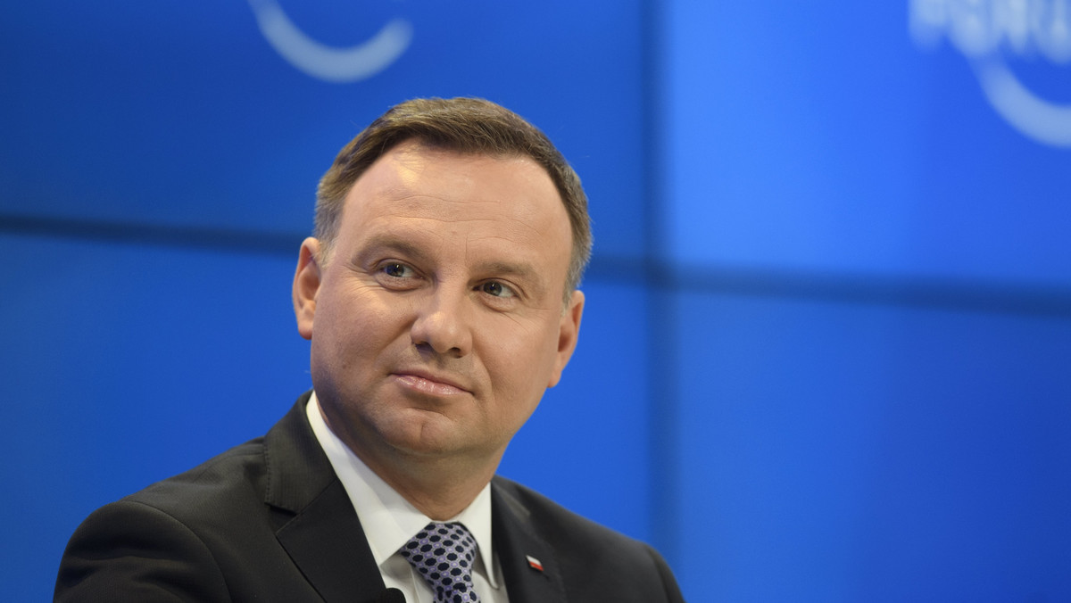 Prezydent Andrzej Duda w opublikowanym w środę wywiadzie dla brytyjskiego dziennika "Financial Times" oskarżył prezydenta Rosji Władimira Putina o to, że przed obchodami 75. rocznicy wyzwolenia obozu Auschwitz rozsiewa "kłamstwa historyczne".