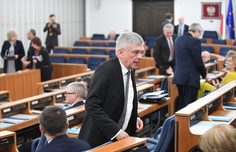 Opozycja kwestionuje przyjęcie budżetu przez Sejm, twierdząc, że gdy ustawa była głosowana w Sali Kolumnowej nie było kworum, a część opozycyjnych posłów nie była dopuszczona do obrad.