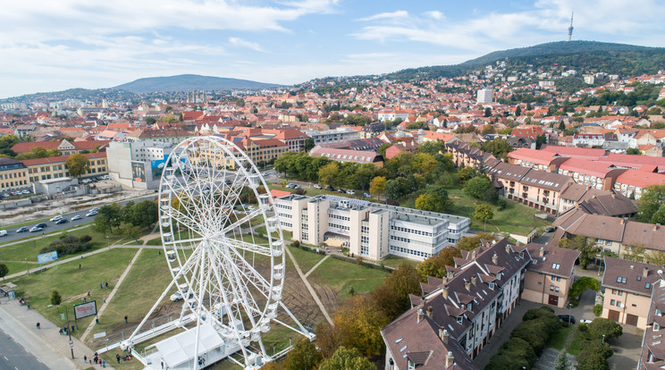 Az 50 méter magas óriáskerék májusig egészen biztosan a városban marad /Fotó: MTI Sóki Tamás