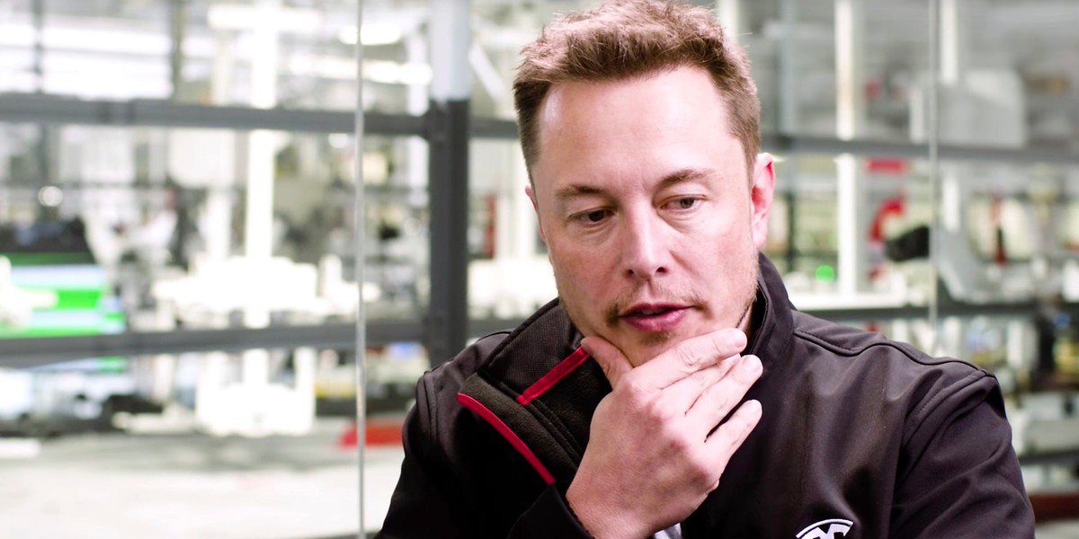 Elon Musk jest twórcą Tesli i SpaceX. Ostatnio zaangażował się też w kolejne projekty biznesowe, m.in. w firmę, która pracuje nad połączeniem ludzkiego mózgu z komputerem