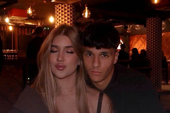 VEZA LENE MARINKOVIĆ I FUBALERA PARTIZANA SVE OZBILJNIJA Ćerka Goce Tržan pozira u korsetu, a dečko je ljubi: Slikom iz lifta privukli pažnju