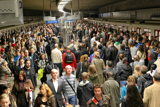 Tłum pasażerów na stacji metra Politechnika.