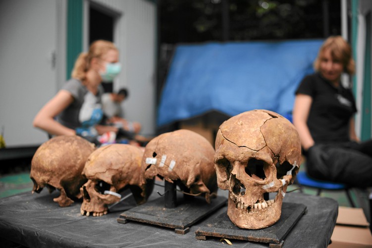 Ekshumacja ofiar komunizmu pochowanych na 'Łączce' na Powązkach