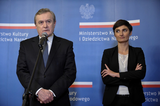 Wicepremier, minister kultury Piotr Gliński i naczelnik Wydziału Strat Wojennych w MKiDN Elżbieta Rogowska