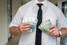 Bonus dla pracujących Polaków. Do 15 kwietnia państwo wypłaci im 240 zł