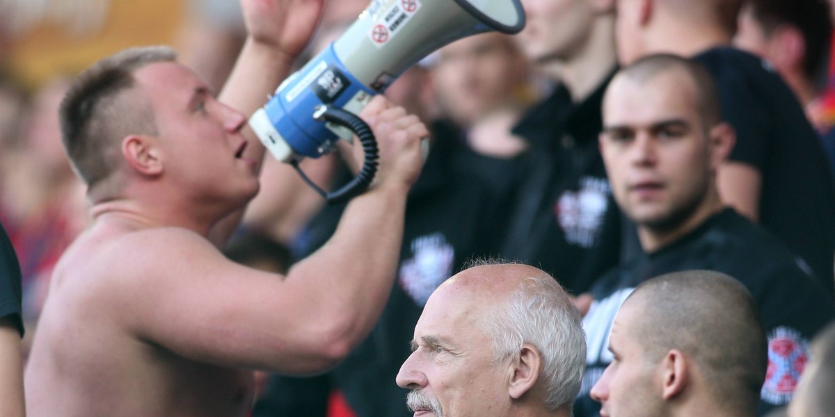 Janusz Korwin-Mikke w młynie fanów na meczu Piast - Legia!