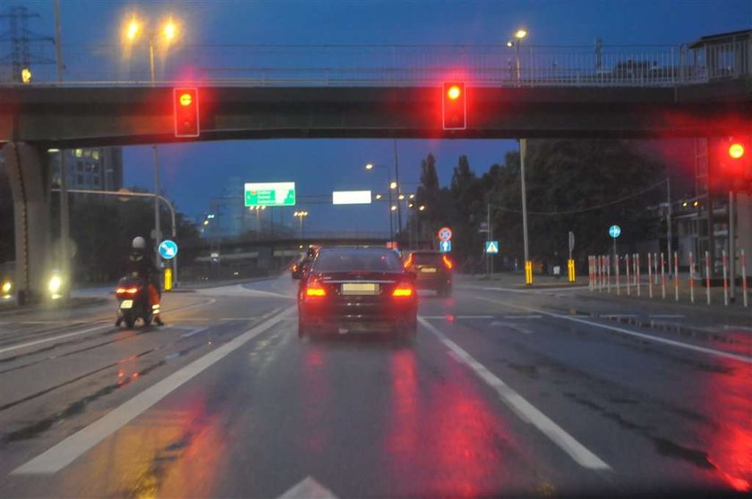 Pawlak pędzi na czerwonym, a Kaczyński 140 km/h! FOTY